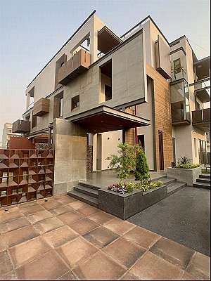 A HOUSE OF PLANES